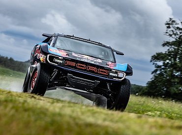 Nový Ford Raptor T1+ s Carlosem Sainzem je připraven na extrémní rallye. Včetně Dakaru