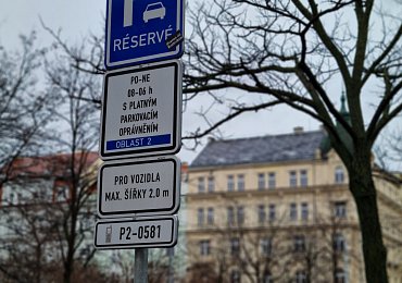 Chcete v Praze zaparkovat a nevíte, jak máte široké auto? Neví to ani policie. Raději to ale nepokoušejte